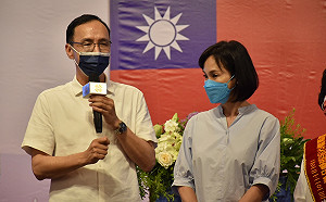 出席蘭馨交流協會授證  朱立倫強行推銷柯志恩