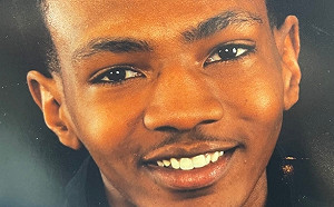 美手無寸鐵非裔男遭8警轟90槍身亡 引爆連日憤怒抗議 市長取消「獨立日」活動