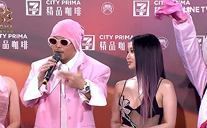 金曲33》黃明志帶粉色熊貓走紅毯！感謝陳芳語：沒有她就沒有〈玻璃心〉