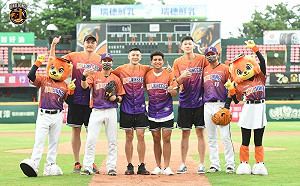 棒籃猛獅一家親！高國豪開球好猛