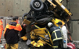 天雨路滑撞護欄  拖吊車翻覆掉落橋下2傷送醫