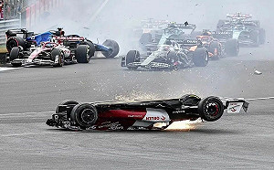 「人字拖」救了他! 周冠宇F1賽車撞擊遭噴飛  感謝Halo相救上熱搜