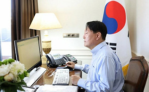 造假不專業? 尹錫悅工作照遭質疑盯「空白」電腦、看「白紙」被抓包