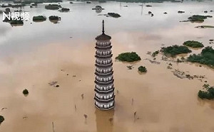 地標文峰塔也在水中！ 颱風「暹芭」襲中國廣東 積水淹過民宅一樓