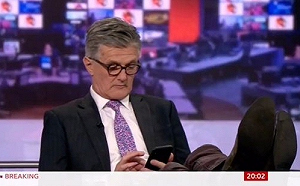 導播對他有不爽？ BBC新聞直播誤切畫面 主播翹腳、滑手機全都露