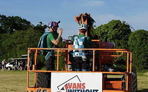 接近玩命! 創全世界「最低」紀錄 前英傘兵為公益 挑戰「數秒」即著陸