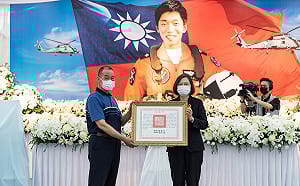 送殉職的劉尚鈞士官長最後一程 蔡英文總統赴桃園親頒褒揚令