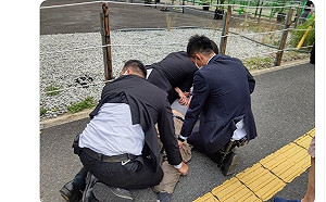 (影)安倍晉三中彈 槍手「埋伏身後」多角度畫面全被捕獲