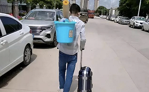 疫情後的富士康 困住的「提桶人」跑不動了 月底收到薪資僅 1 塊