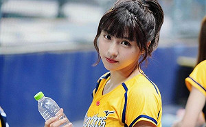 峮峮居隔出關倒數 吃泡芙、甜笑躺床照曝光！