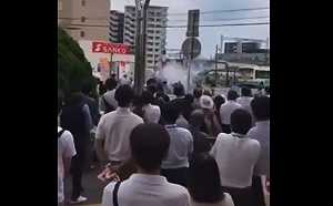 (影)槍手慢慢走近「舉槍瞄準安倍」隨扈沒人發現! 3秒開2槍畫面曝光