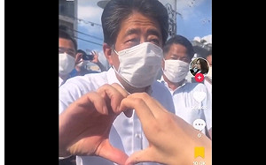 與女高中生合比愛心 安倍親民身影逾千萬人次觀看