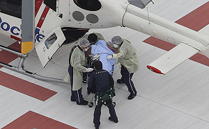 安倍中槍後上機畫面曝光! 目擊者：第一聲槍響後 安倍還在演說 第二槍後倒地