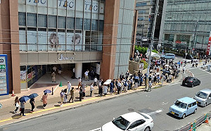 日本民眾前往安倍槍擊現場獻花 烈日人潮仍大排長龍