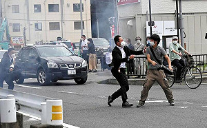 槍手動機曝光！ 稱安倍與某團體有關聯 「母親狂捐錢」心生不滿