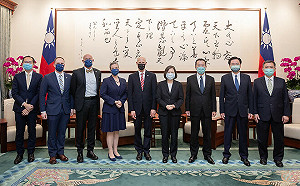 美國參議員訪台 專機今晚11時抵達松山機場