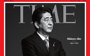 安倍晉三登《時代》封面人物 身穿西裝、雙手環胸的黑白遺照曝光