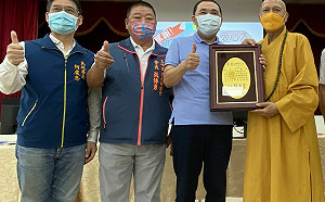 侯友宜三峽行動治理解民瘼 感謝普賢寺挺防疫