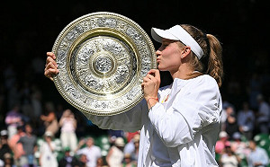 哈薩克史上第一人  芮芭奇娜逆轉摘溫網后冠