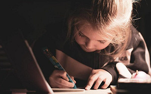 效率滿分！他看小一女兒作業超崩潰