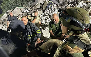 （影）俄烏戰爭》頓內茨克公寓遭俄火箭擊中倒塌 6死5傷含9歲童34人受困