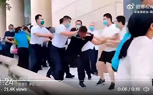 (影)河南村鎮銀行儲戶示威爆流血衝突！警民「交戰」畫面曝光