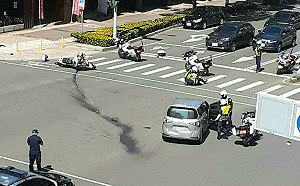 太歲頭上動土！自小客違規左轉擊落高市交大重機