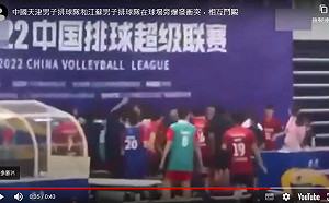 (影) 有仇報仇 沒仇練身體? 天津、江蘇男排手舉垃圾桶大規模鬥毆！