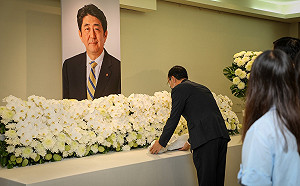 不顧張亞中反對降半旗 朱立倫致意：安倍晉三是台灣永遠的好朋友