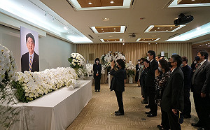 敬悼安倍晉三 陳菊率監委獻花、哀悼