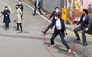 她帥氣飛身擋下酒瓶! 安倍遇刺後 曾保護朴槿惠的女保鏢上熱搜