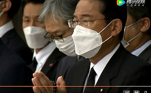 向安倍晉三最後告別 岸田文雄攜官員雙手合十、鞠躬致意
