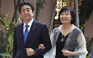 安倍晉三霸氣護妻過往曝光！矢板明夫：他永遠默默擋在夫人身前