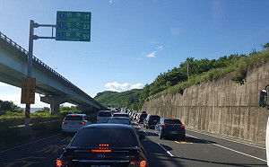 屏鵝公路種樹百里惹議！公路總局：調整施工計畫加快疏導車潮