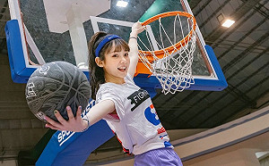 《全明星》籃球正妹脫了！「洗菜」辣曬比基尼 網：心臟爆擊