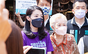 陪參香「13字大讚高虹安」 柯媽：學歷真材實料、正正當當