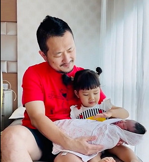 九把刀升格雙寶爸！姐妹倆相親相愛畫面曝光萌翻全網