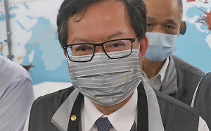 陪跑行程太累右眼變「大黑輪」？ 鄭文燦：撞到的