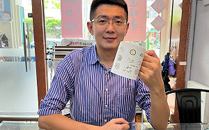 親手繪出台中十八景 黃守達選舉募款小物馬克杯開賣