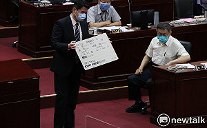 柯文哲將卸任 王世堅贈往台東單程車票「車次座位號藏彩蛋」