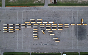 一把「大槍」對準他! 52輛校車排成槍枝形狀 堵住美國反控槍議員家門口