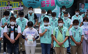 民眾黨全台大眾走到台中 眾參選人為蔡炳坤禱告