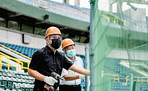 親拆澄清湖棒球場加油區欄杆 史哲 : 只有髮香 沒有圍籬