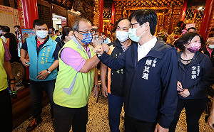 玉皇宮拔樁翻版？ 陳其邁鼓壽宮參香逾40里長連呼「凍蒜」