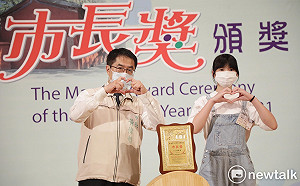 109學年度市長獎補頒獎  黃偉哲祝福領獎人下階段再獲獎合影