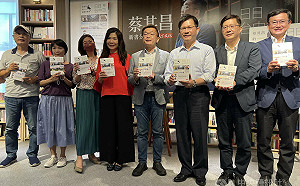 蔡其昌發表新書日日台中款  描述經歷美景美食