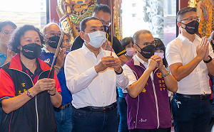 五股賀聖宮參拜贈匾「積德善行」  侯友宜：民間團隊與市府一起拚