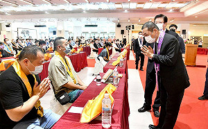 新北新冠病毒亡者超薦祈福法會 侯友宜盼生者平安、亡者安息