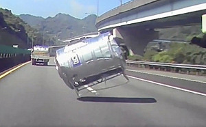 (影)國道驚現巨大「水塔」滾落！後方兩來車超衰迎頭撞上