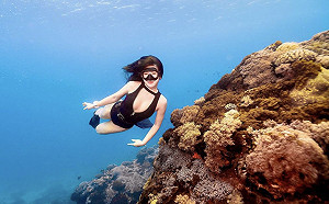 化身水底美人魚！壯壯為拍寫真上山下海